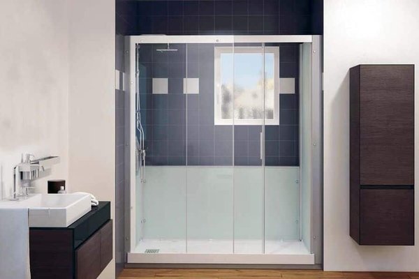 Quels sont les travaux à prévoir pour remplacer une baignoire par une douche ?